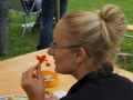 Ob die Blume Nicole wohl schmeckt?
